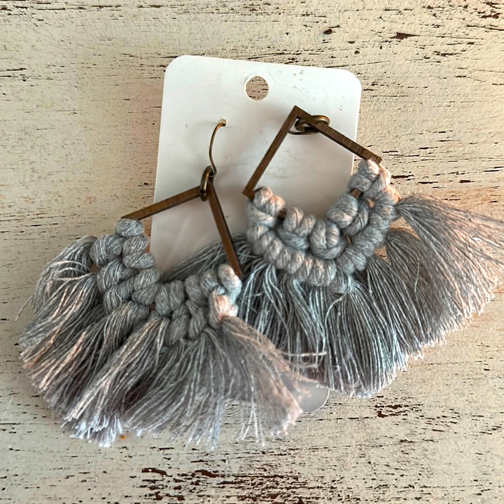 Super cute, gray airings